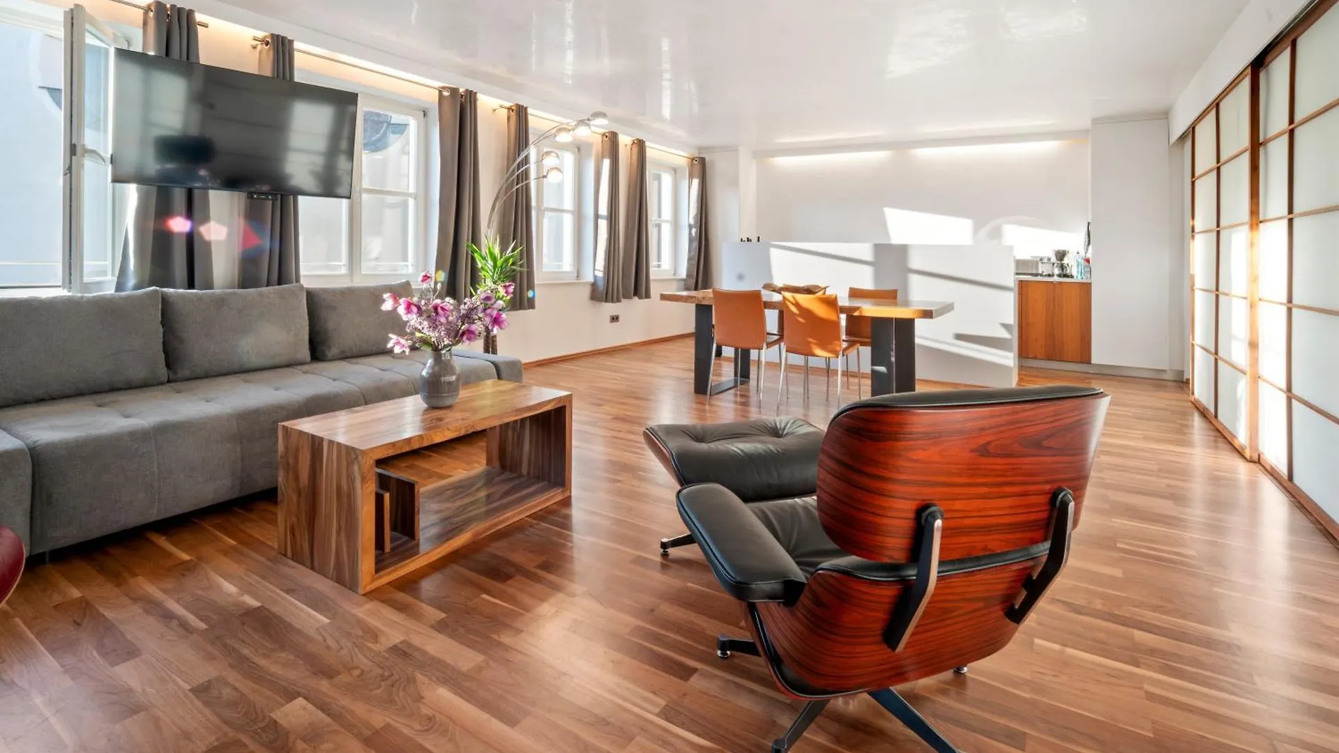 Munich Most Central Holiday Apartment 90M2 - 969 Sq Ft Of Luxury
