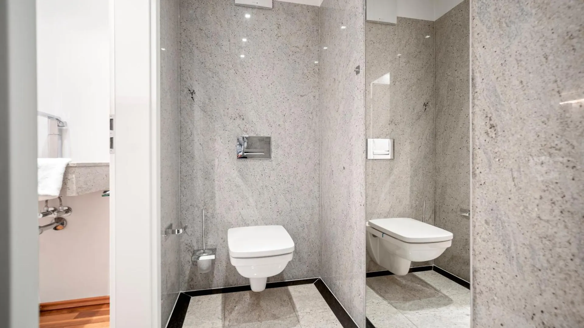 Munich Most Central Holiday Apartment 90M2 - 969 Sq Ft Of Luxury 0*,  Germania